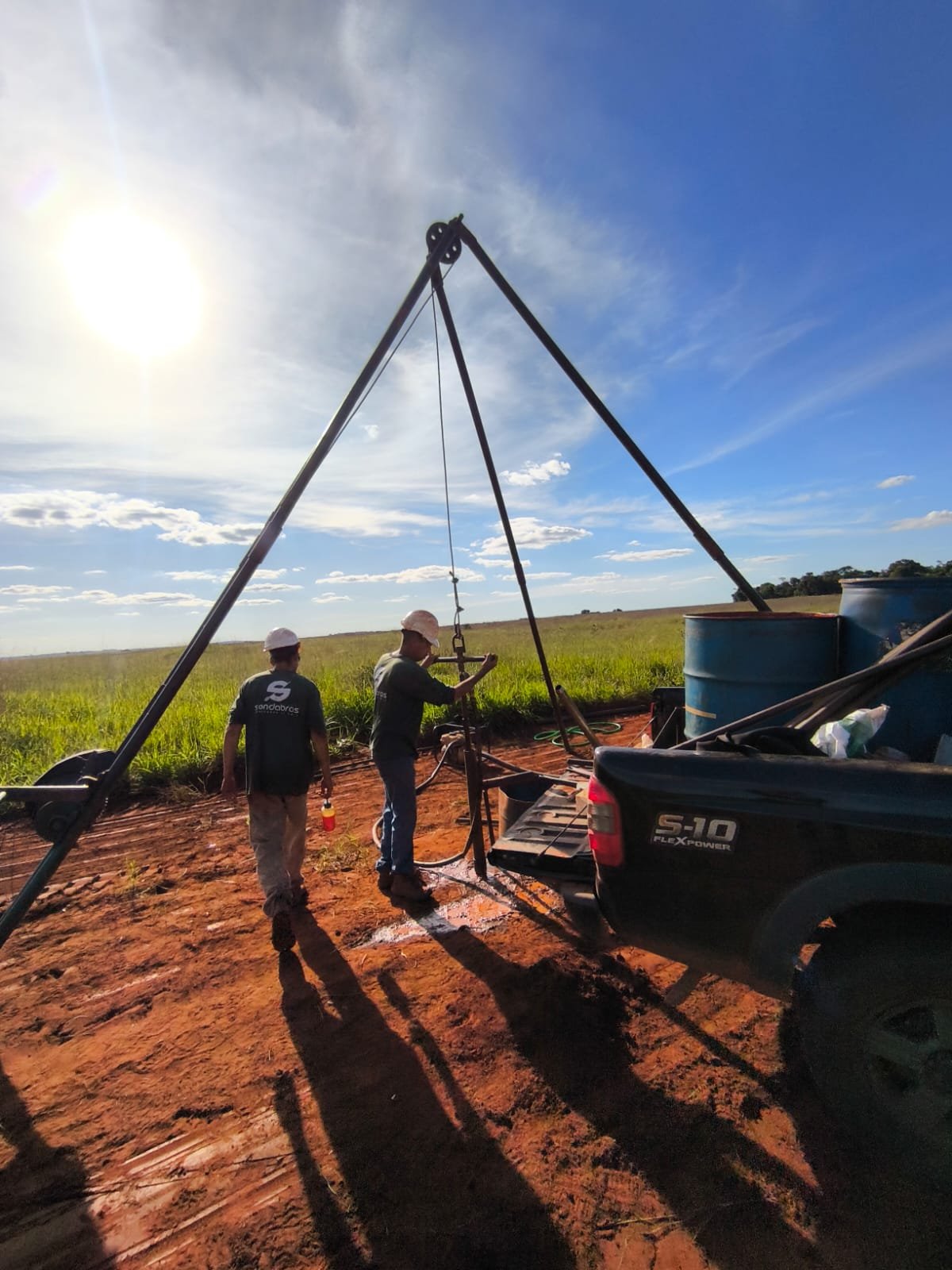Equipe técnica realizando Sondagem SPT